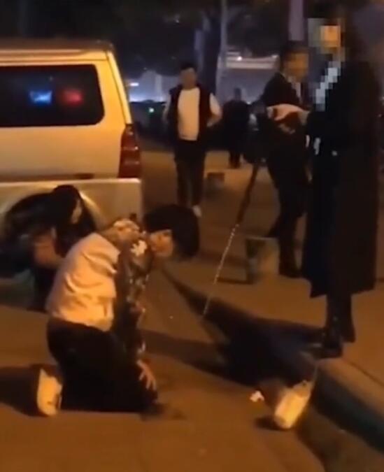 安徽男子街頭被女友牽繩跪行，男子回應被遛狗自願，願為她做一切事