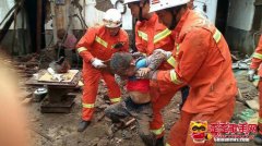 雲南地震救援現場：消防員徒手救出被埋男童