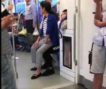 南京地鐵1號線不讓座大媽坐腿上 作為老人，也應該愛幼