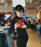 主持李艾懷孕在微博發文曬出孕肚照 懷孕還那麼瘦隻胖肚子