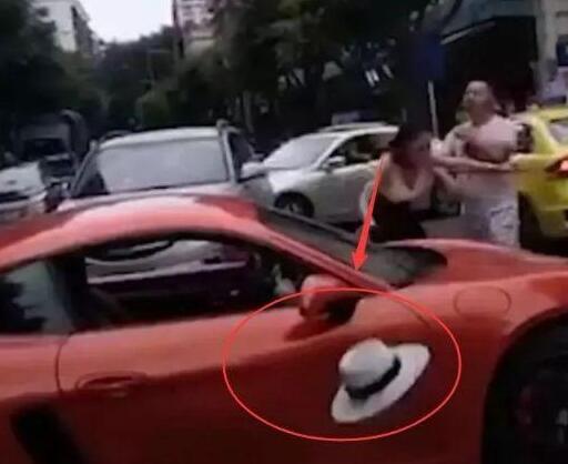 重慶保時捷女司機與男司機互扇耳光 女司機身份丈夫為派出所長