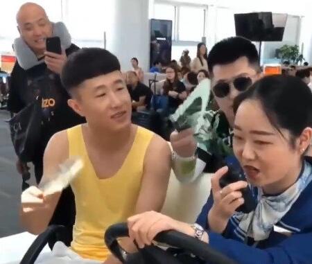 快手張二嫂機場撩空姐被誤會 女孩用對講機呼叫機場警察求助