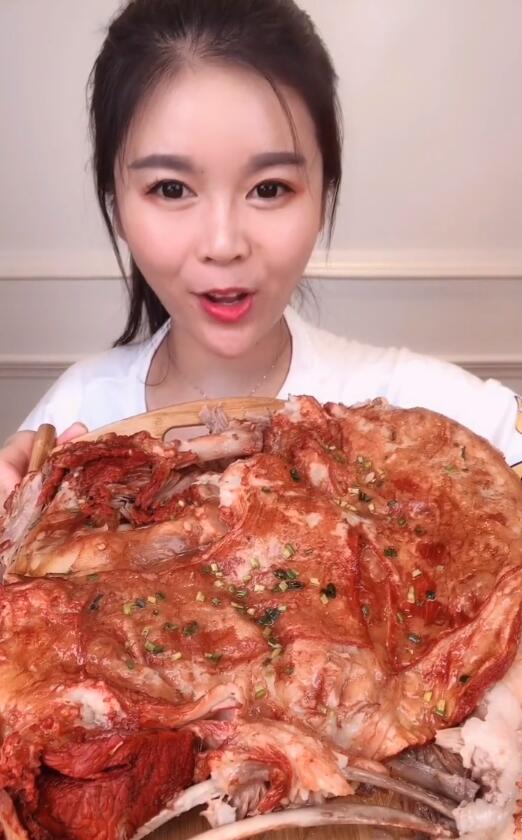 快手大胃王紅姐個人資料微博照片，老公沒有能力曾經欠下外債