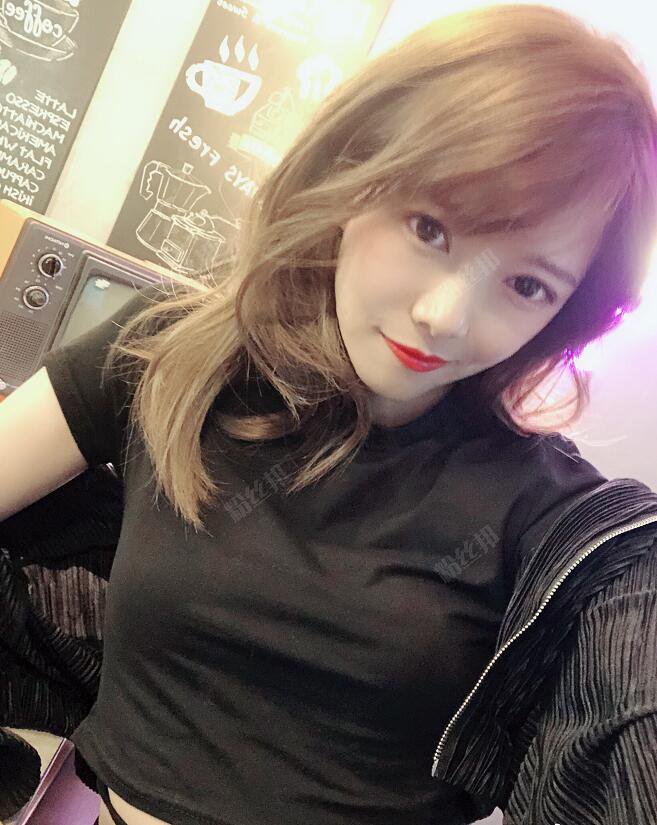 鬥魚主播lol解說駱歆個人資料簡介，駱雨婷生活照衣服滑落GIF事件