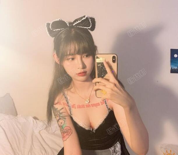 抖音機車美女“痞幼”身材一流，和虎哥等合拍視頻，卻因“睡衣照”泄露爆紅