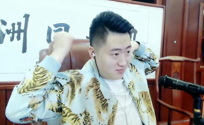 小洲表態不會離開YY，直播內容適合平台，堅信自己人氣不會掉