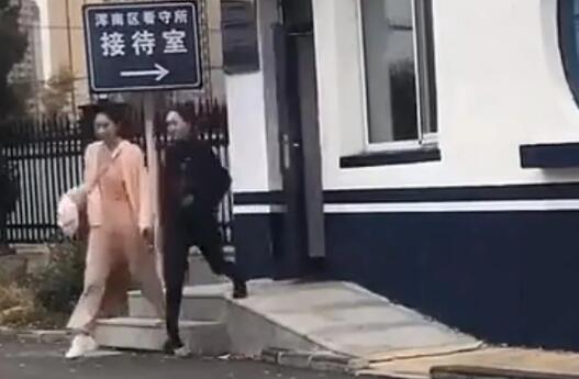 仙洋獄中挨打被連扇嘴巴，卻不敢還手，二子爺質問騾子醋王挨打你看見啦