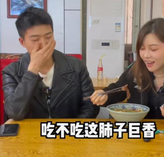 抖音痞幼炒CP人設越來越火，又搞大動作，開500萬GTR帶男粉絲吃夜攤？