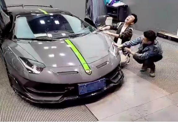 沒錢花虎牙“在石250”賣車，含淚道別蘭博基尼SVJ，800萬賣給藍戰非