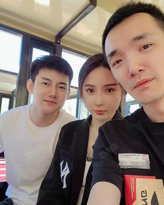阿哲婚後攜妻度蜜月，蜜月曬照鑽戒格外搶眼，疑與“神話Q”一同出行