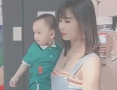 抖音“最年輕外婆”火了，打扮年輕時尚，她到底有多少歲？