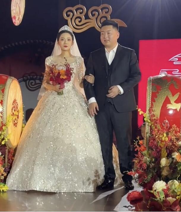 小洲婚禮回放全程回顧現場照，限量紅旗婚車，洲徒萬煙兒心心好身材