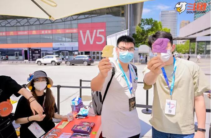 2021ChinaJoy虎牙展位人山人海，鬥魚在外場日曬雨淋提前收攤