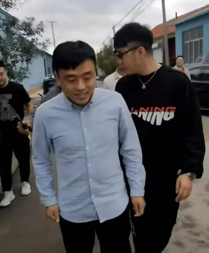 鐵山靠近照曝光，不少主播去他老家開播，村裏喇叭放著《英雄淚》