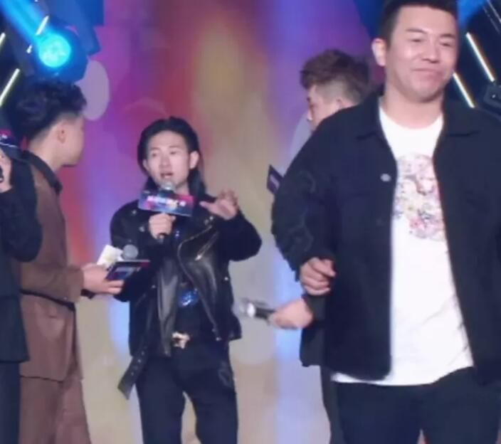 林先生頂冠之夜太成功，舞帝利哥擔心無法超越，臨時決定活動延期
