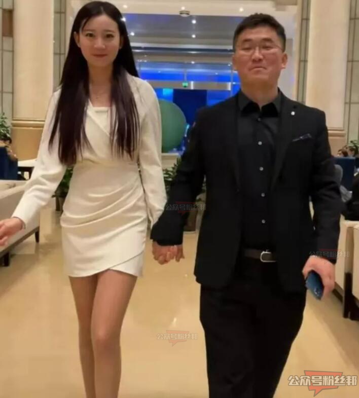 抖音薑濤與徒弟小羽毛直播鬧分手，曾宣布懷孕三個月，新劇情上線了