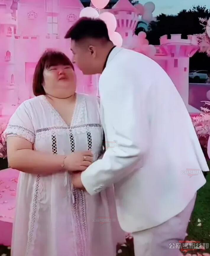 白小白102kg女徒弟大萌，被一米九男友求婚，網友：挺可愛的