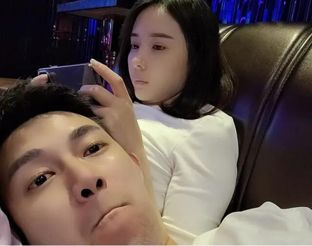 阿哲老婆被調侃是車模，神豪一葉知秋會作詩造句，阿哲懷疑他是任平生