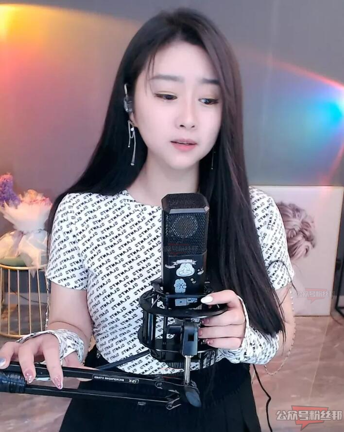 YY菲兒到期後仍未續約，一天更新多個短視頻，這是要去抖音直播嗎