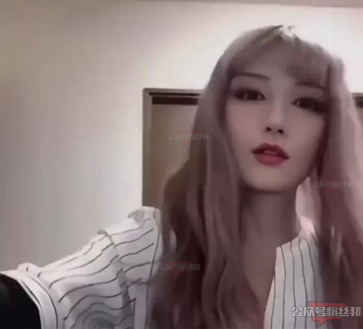 美女主播忘關攝像頭，下播後直播摘下頭套，上演真實版“畫皮”