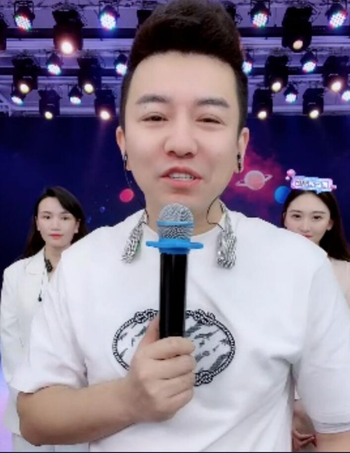 抖音女八卦雯姐暗簽舞帝半年，舞帝利哥“食言”，曾坦誠相告她沒簽約