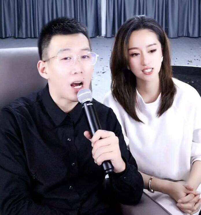 小白龍團隊直播出事故，將女主播“甩飛”受傷，宣布老婆正式出道