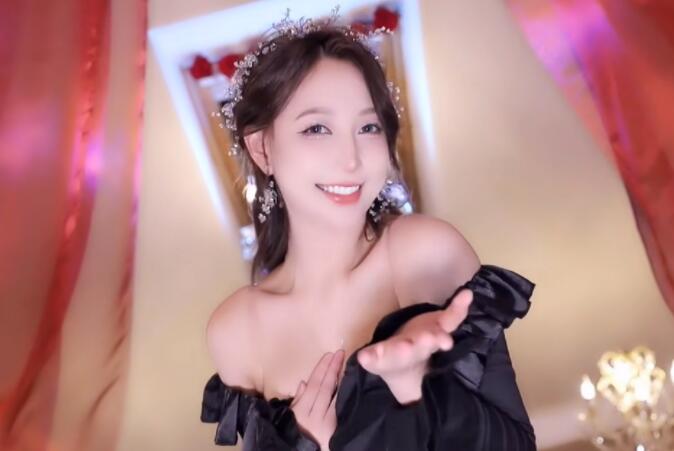 鬥魚米娜直播間改造升級，真人攝影師現場拍攝，有人看著跳舞覺得羞恥