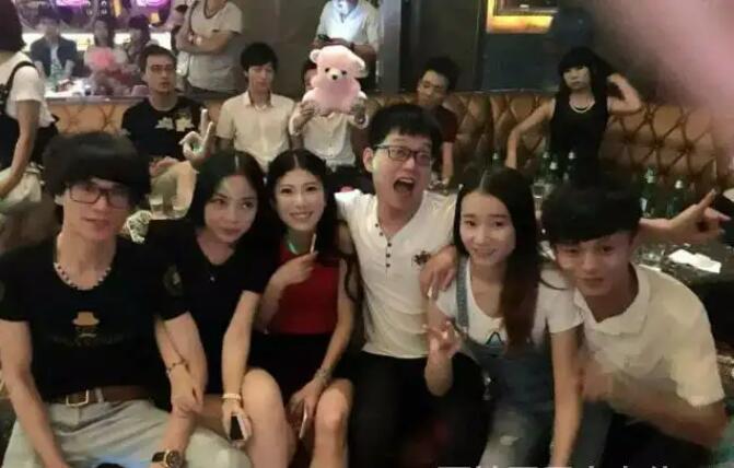 上海本地留學生高端人群交友社區，如何加入小世界留學生尋友微信群