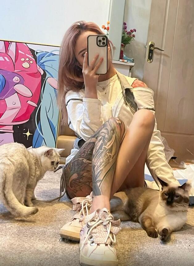 戚佳麗回應視頻泄露，是戀愛腦向往愛情，視頻為異地戀發給男友的