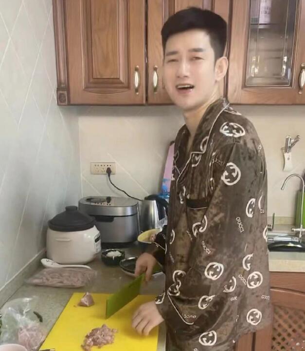 阿哲年度棄賽跑路，低價賣後台做商人，網友嘲諷“四平博爾特”