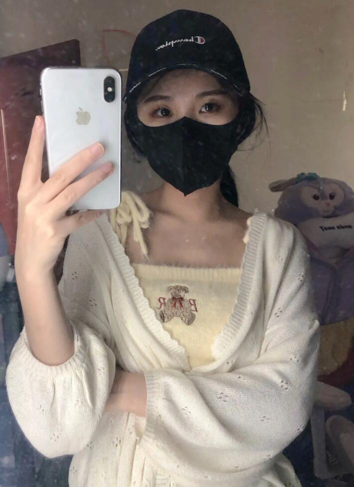 “禦姐臉”卻是蘿莉音，鬥魚果小果曬寫真成片，粉絲：嚴重不匹配