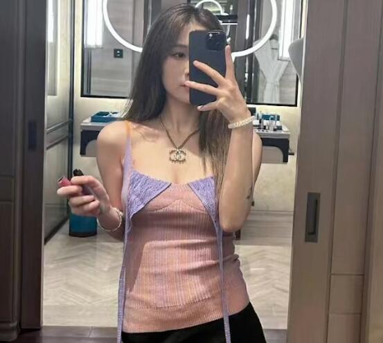王校長現身電音節，舉止親密疑有新女友，熙不啦子回應：遊戲認識的