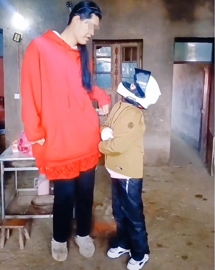 抖音女網紅“巨人小莫”去世，網友稱之為湖南第一女巨人小莫