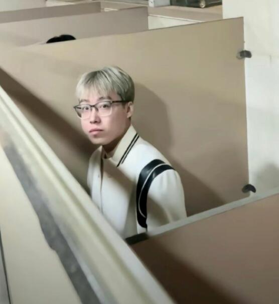 抖音陳澤去看馬思唯演唱會，上廁所被粉絲拿手機拍，委屈落淚氣哭了
