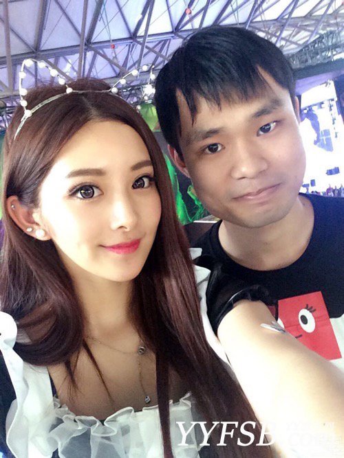 富士康質檢員張全蛋與ShowGirl親密合照