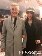 文靜曬出與老師本山大叔合照