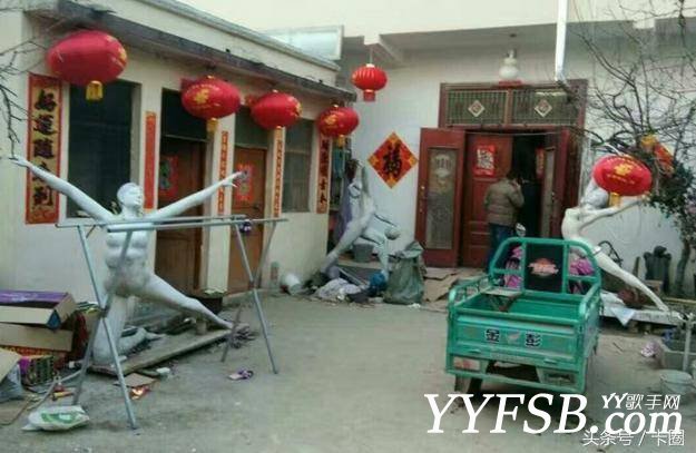 48歲大衣哥朱之文在農村家裏發微博，網友：髒兮兮的