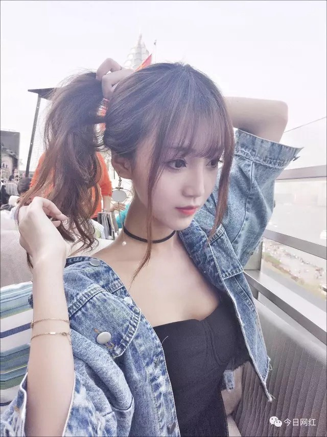 花椒直播小狸個人資料簡介  九頭身長腿萌妹照片直播間