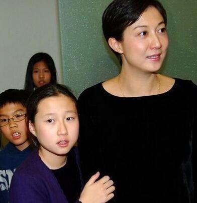 成龍終於承認小龍女，百億遺囑：房祖名獨享大半，女兒將衣食無憂