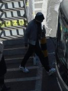 翟天臨學術風波後首露麵照片 頭戴帽子麵戴口罩包裹嚴實不見真容