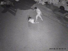 男子當街暴打女孩對其猥褻 大連公安已經抓獲犯罪嫌疑人王某
