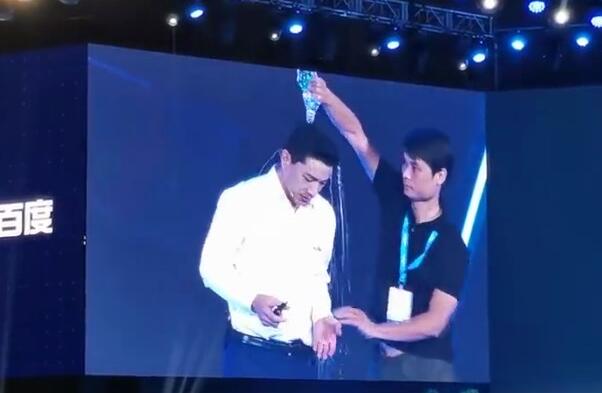 百度AI大會李彥宏被潑水事件 潑水者為何會潑水其真實身份是誰